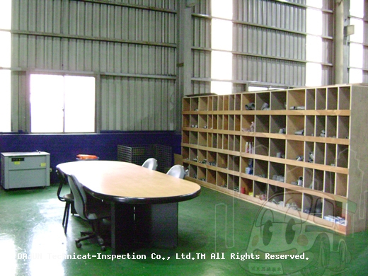 不錯唷！行政把被料倉庫整理的可是一塵不染阿！感謝章魚哥的鼎力相助啦！感恩ㄋㄟ