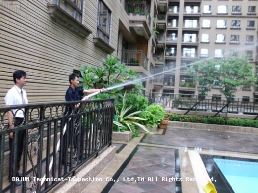 這是~~澆花？人工造雨？還是？原來是社區消防演練~~小心消防栓的出水水柱壓力很強的唷！記得把它給握緊囉！