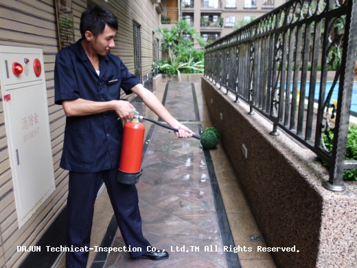 這是演練吧~~口訣呢？滅火器使用是有口訣的唷→﹝拉、拉、壓﹞。就是拉皮管、拉安全插銷、壓手把