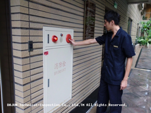 抓到了、抓到你了，把消防栓宣導標籤撕破的人就是你！呵呵~~~