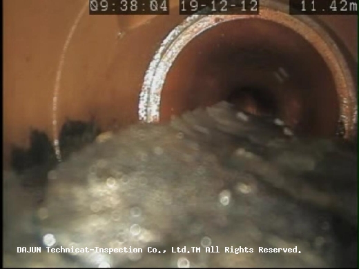 這可不是污泥結塊唷﹝這是水泥灌漿因為沒有用水柱沖洗管線的沉澱後遺症﹞！取出後連建商都啞口無言了！