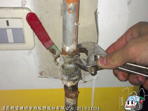 本來不應該這樣的阿！唉~泡沫本來就有腐蝕性了，怎麼沒裝同製的反相考克呢，難怪「老」得這麼快...