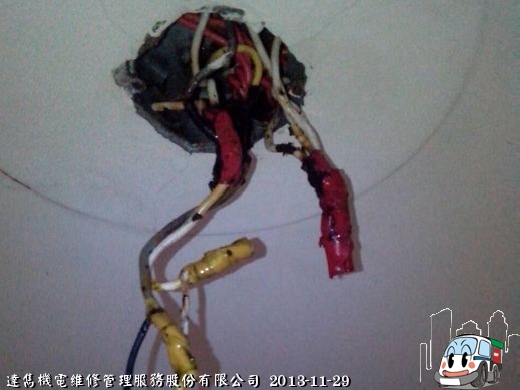 發現了!!! 原來是其中一盞燈的電線短路了~~還好師傅們眼睛夠銳利，不然查到天黑了都還查不出來~~~~