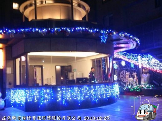 社區大門晚上變的好有氣氛喔~~